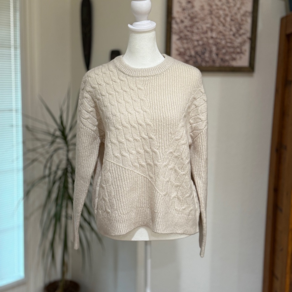 Kendall & Kylie Asymmetric Cable Knit Crewneck Sweater – Beige/Ivory